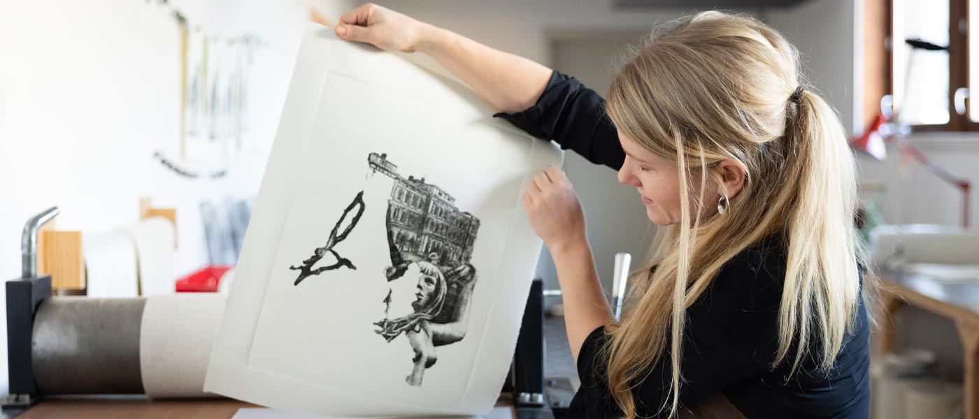 Kunstner Linda Sofie Hærnes avdekker et nytt trykk med Vigeland-inspirert motiv.