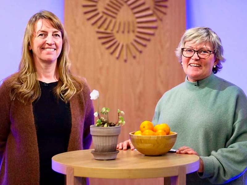 Margrethe Sellæg og Helle Grøttum i kolsskolen